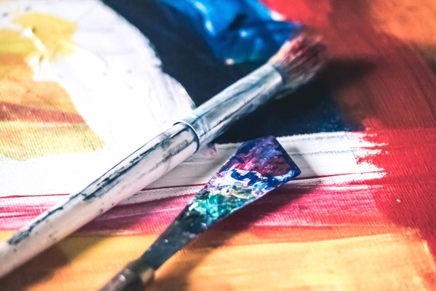 Студент за работой над цифровой иллюстрацией в графическом редакторе